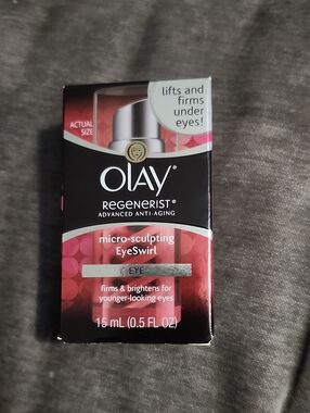 OLAY Regenerist Micro-Sculpting EyeSwirl - Pink and Silver